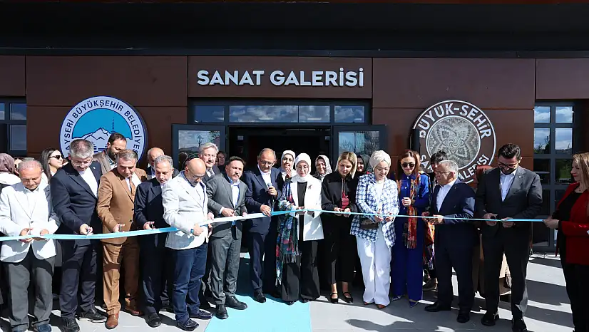 Büyükkılıç, Neşe Özhaseki'nin ''Renklerin Dili'' sergisinde