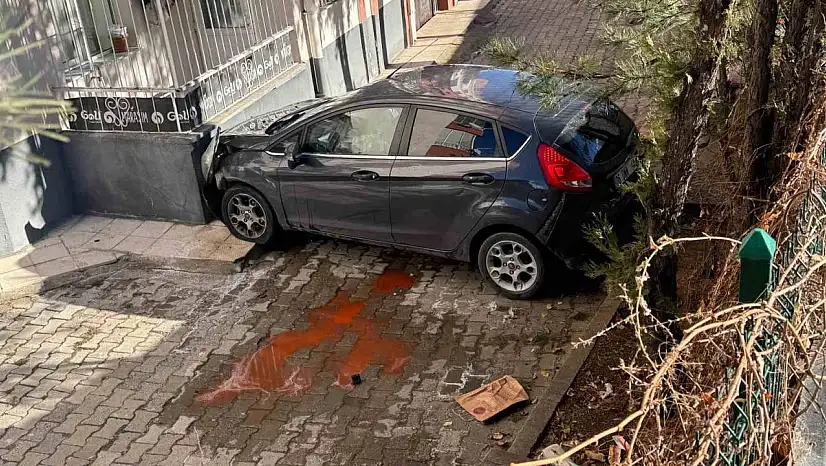 Kontrolden çıkan araç apartman bahçesine uçtu