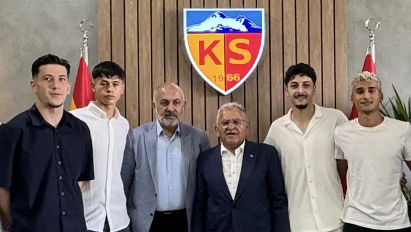 Başkan Büyükkılıç'ın da yakından takip ettiği imza töreninde 6 genç öne çıktı