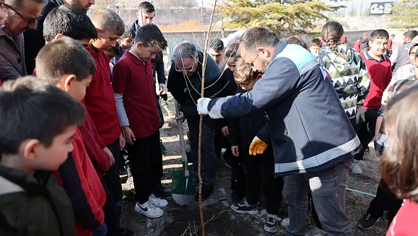 Başkan Özdoğan öğrencilerle birlikte ağaç dikti