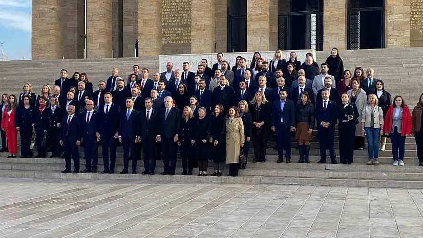 CHP Genel Başkanı Özel ve beraberindeki heyet Anıtkabir'i ziyaret etti