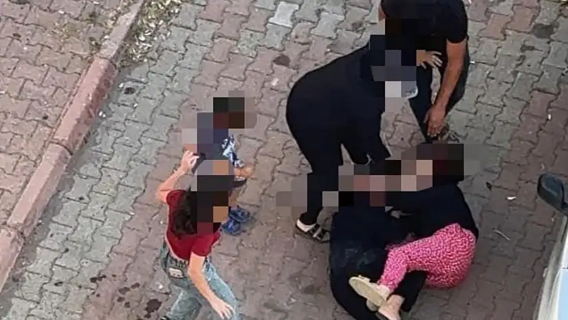 Çocuklarının ağlamasına aldırmadan kavga ettiler! O anlar kameraya yansıdı