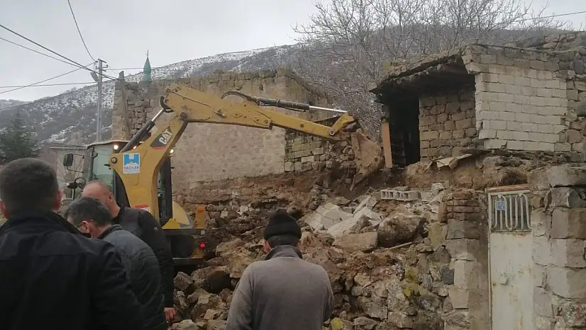 Hacılar'da sağanak yağış metruk evin yıkımına yol açtı!