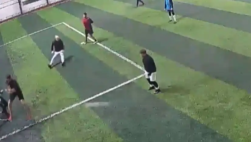 Talihsiz adam halı sahada yaşamını yitirdi.