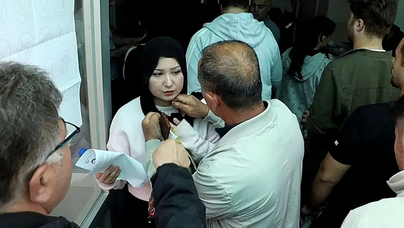 Sınava girişte inci kolyesini çıkartamayınca olanlar oldu!