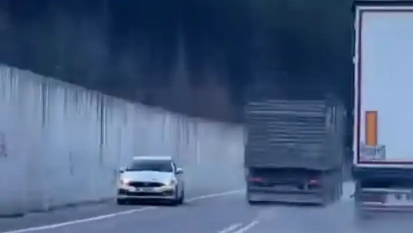 Kozan'da tehlikeli sollama: Otomobil son anda kurtuldu