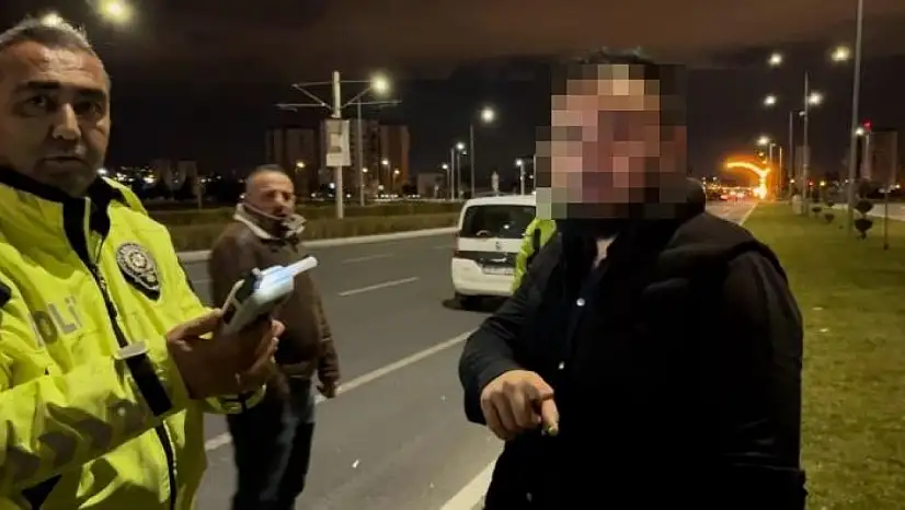 Kayseri'de alkol skandalı! Gazeteciyi görünce çıldırdı: ''Çekersen üflemem!'' dedi… 1.42 promil çıktı