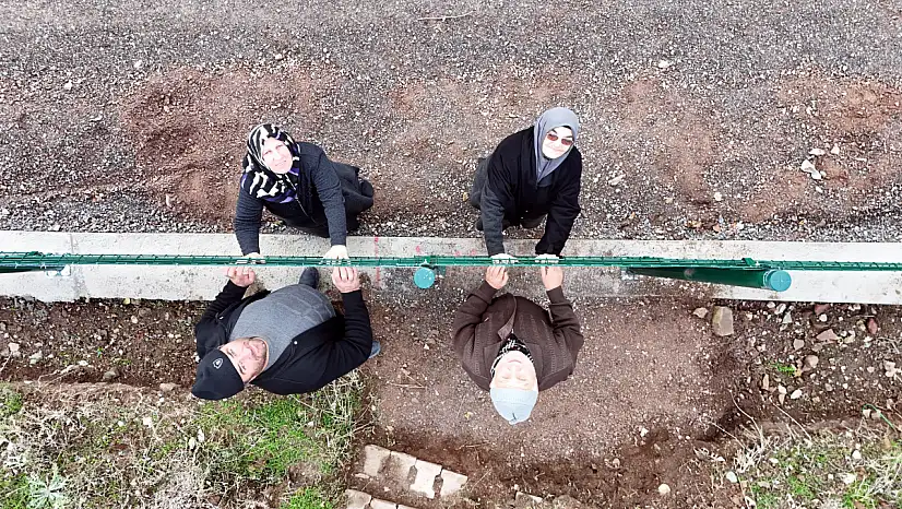 Kayseri'de Kemal Sunal'ın filmi gerçek oldu: Mahalle tel örgüyle ikiye bölündü