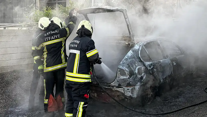 Kayseri'de müstakil evin otoparkında alev alan otomobil küle döndü!