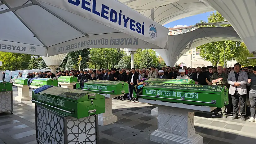 Kayseri'de trafik kazasında hayatını kaybeden 3 kişi toprağa verildi