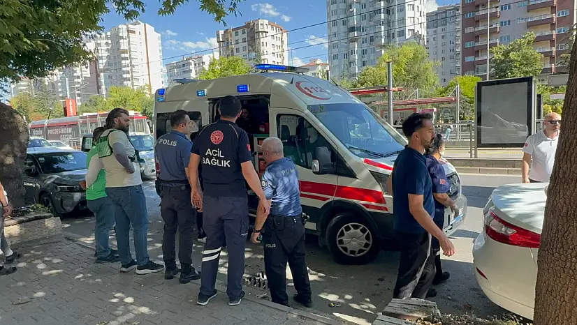 Kayseri'de tramvay durağı yanında kaza! Motosiklet yayaya çarptı