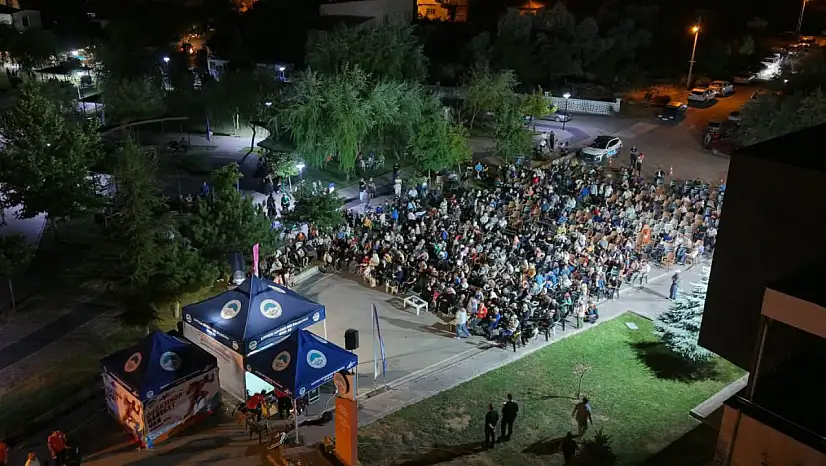 Kayseri'de türkü gecesine yoğun katılım: Yüzlerce kişi köşk parkta buluştu!