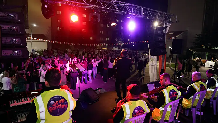 Kayseri'de yurtta sürpriz gece! Öğrenciler kendilerini müziğe bıraktı