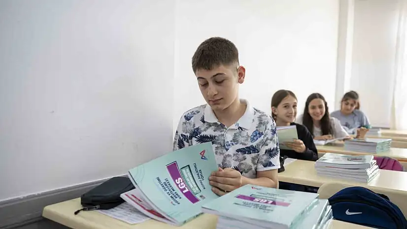 5 bin öğrenciye ücretsiz kaynak kitap dağıtıldı