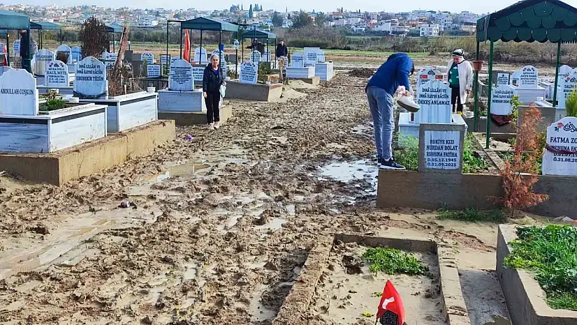 Adana'da mezarlar selde çöktü aileler isyan etti!