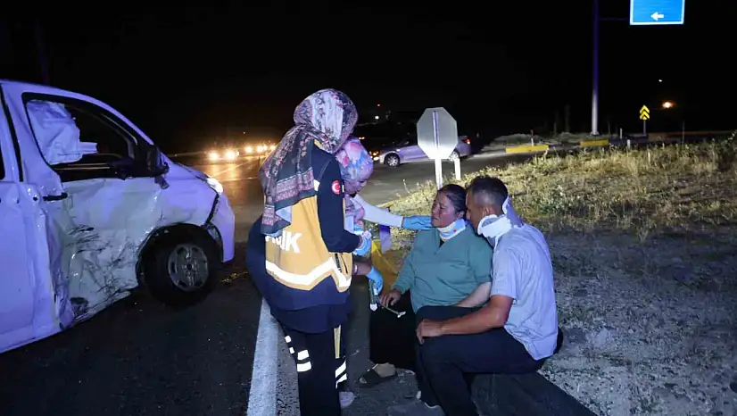 Minibüs ile hafif ticari araç çarpıştı: 5 yaralı