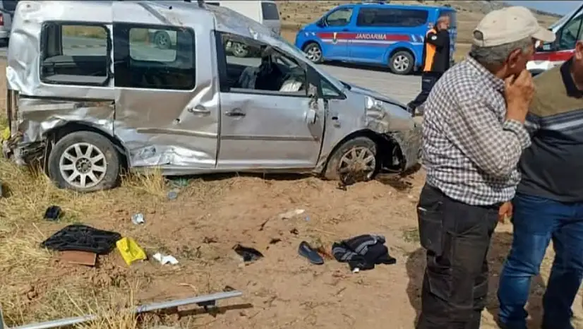 Otomobil ve hafif ticari araç çarpıştı, kazada 1 kişi öldü, 3 kişi yaralandı