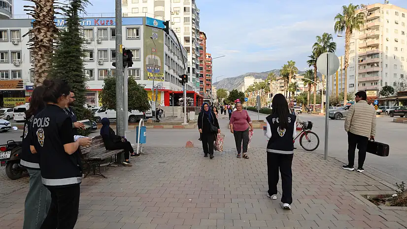 Polis bilgilendirme yaparken şiddete uğrayan kadınla karşılaştı