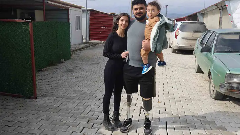 Depremde İki Bacağını Kaybetti, Hayata Ailesiyle Tutundu