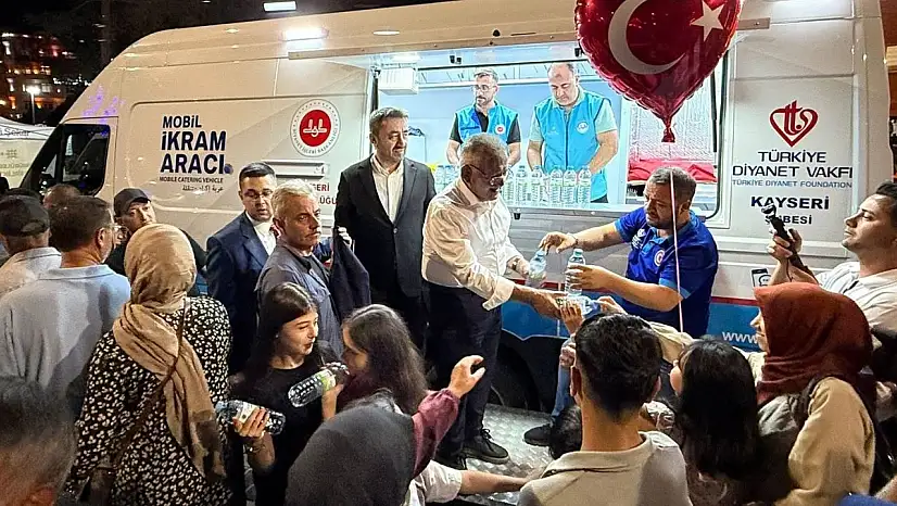 TDV'nin mobil ikram aracı Cumhuriyet Meydanı'nda hizmet verdi