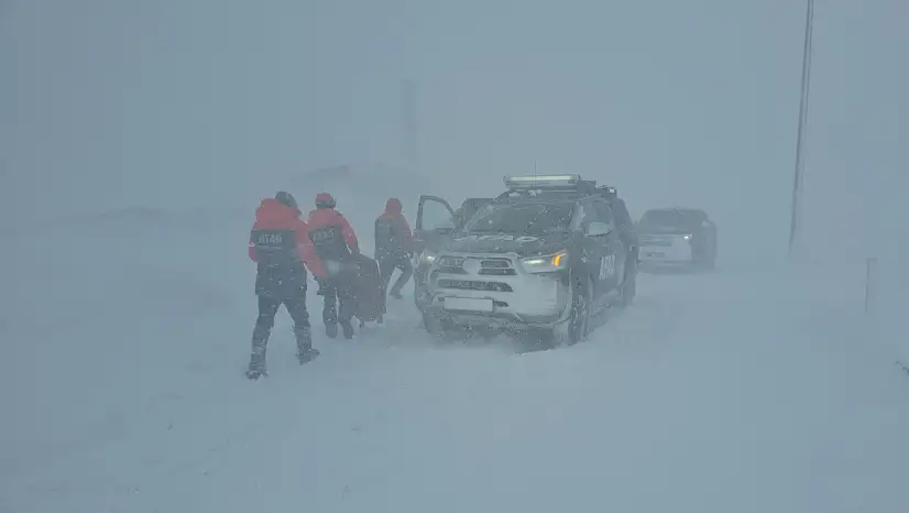 Tipide mahsur kalan vatandaşları AFAD ekipleri kurtardı