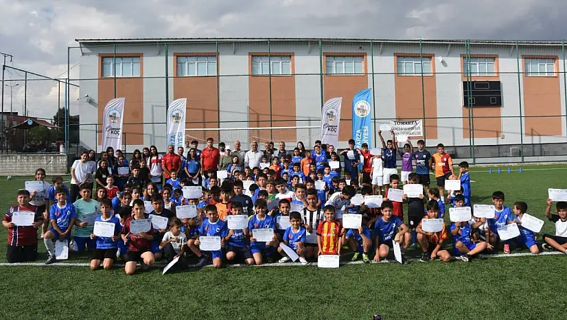 Tomarza'da geleceğin yıldızları sahaya çıktı! İlk başarılarını böyle taçlandırdılar