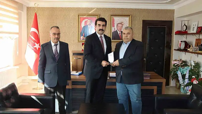 Kayseri'de vergi dairesi bünyesinde 41 yıl görev yapan memura kaymakamdan plaket