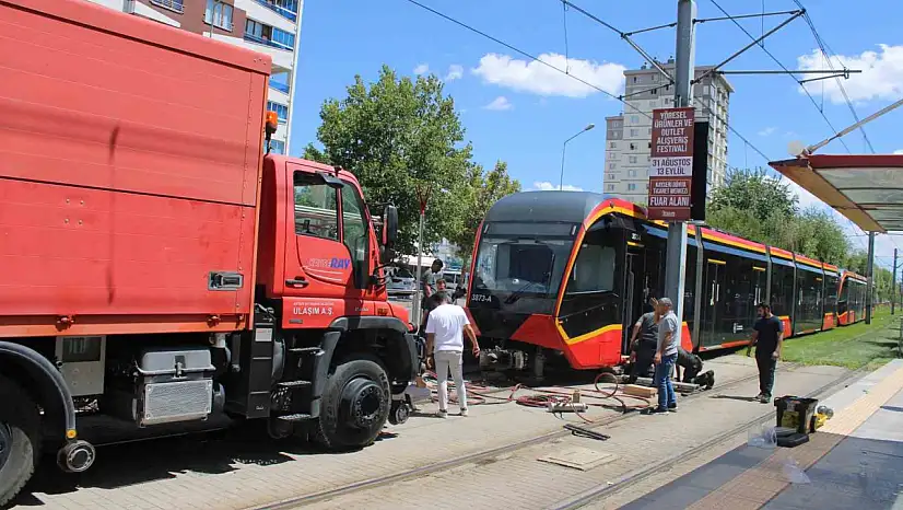 Tramvayın altında sıkışan genç kadından acı haber
