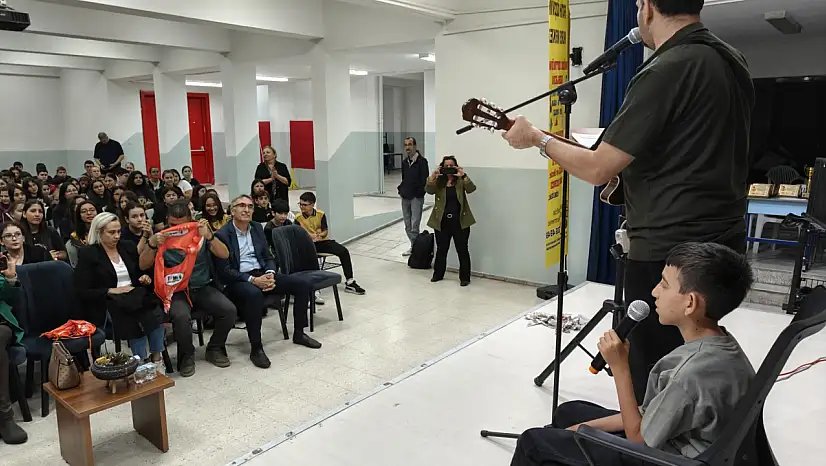 Babası ile birlikte arkadaşlarına konser verdi!