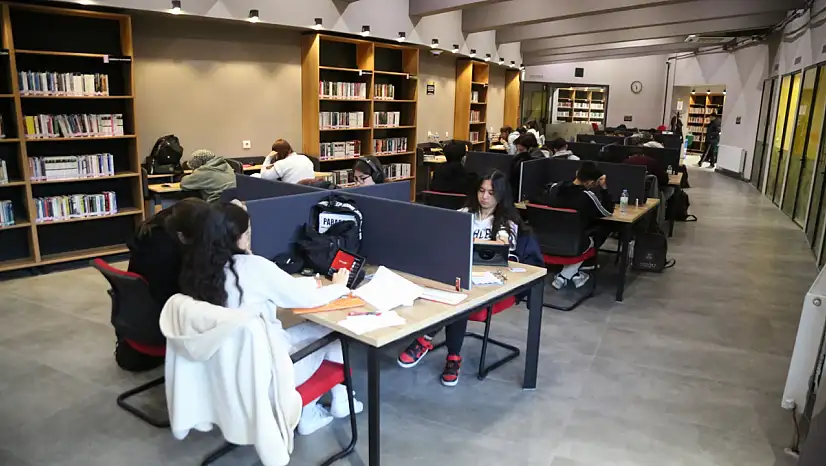 Öğrenciler ara tatilde akıl küpü kütüphanelerine akın ediyor