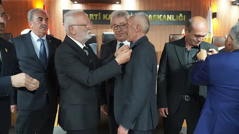 AK Parti Kayseri Teşkilatı'na 13 isim katıldı: CHP'den meclis üyeleri, DEVA'dan İl Başkanı, Teşkilat Başkanı, İlçe Başkanları...