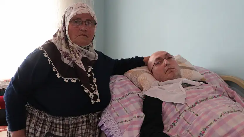Bir anne, bir ömür: 16 yıldır yatağa bağımlı oğlunun yanında!