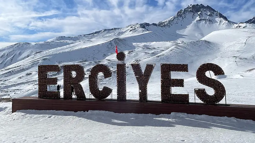 Erciyes'e kar yağdı: Kayak sezonu için ilk tarih geldi!