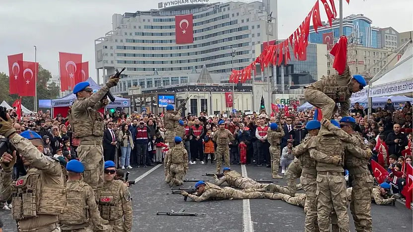 Jandarma'dan nefes kesen 29 Ekim gösterisi