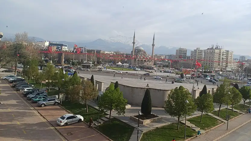 Kayseri'de 75 yıl önce kullanılan otobüs dikkat çekti..