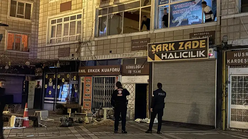 Kayseri'de iş merkezinde hareketli saatler: Camları kırıp eşyaları aşağı attı, polis 2 saat uğraştı!