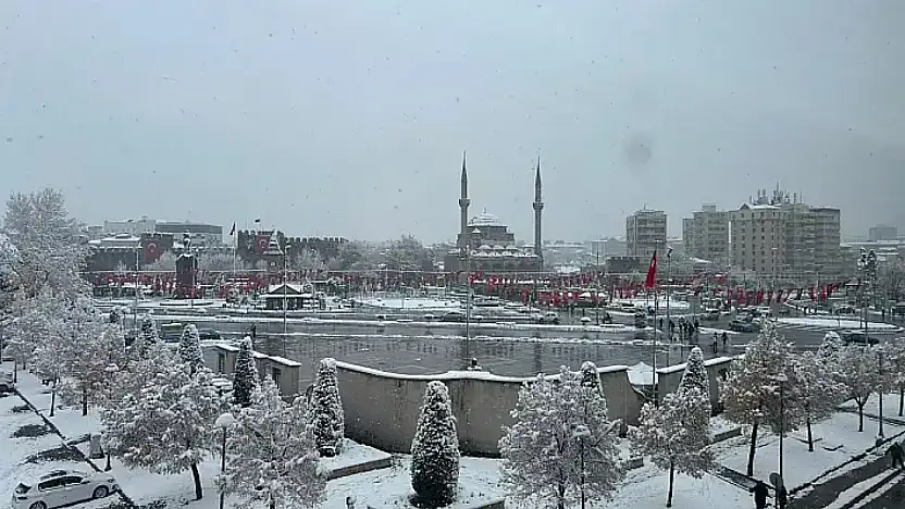 Kayseri'de kar yağışı başladı