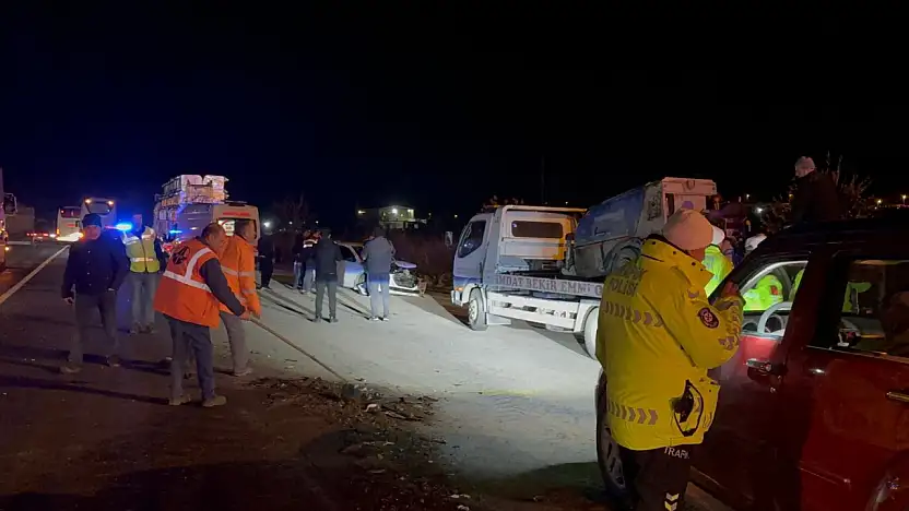 Kayseri'de kaza üstüne kaza: Üniversite öğrencilerini taşıyan otobüs tırla çarpıştı - Yaralılar var!