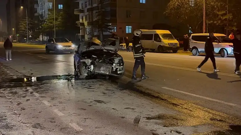 Kayseri'de kaza yapan sürücü polis memurunu tehdit etti!