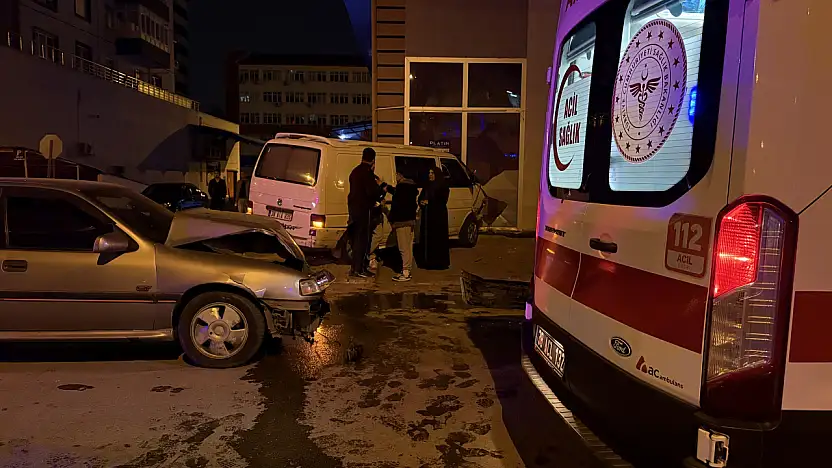 Kayseri'de minibüs dükkana daldı
