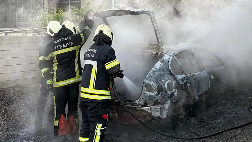 Kayseri'de müstakil evin otoparkında alev alan otomobil küle döndü!