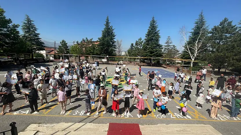 Kayseri'de öğrencilerin karne heyecanı: Kimi mutlu, kimi üzgün…