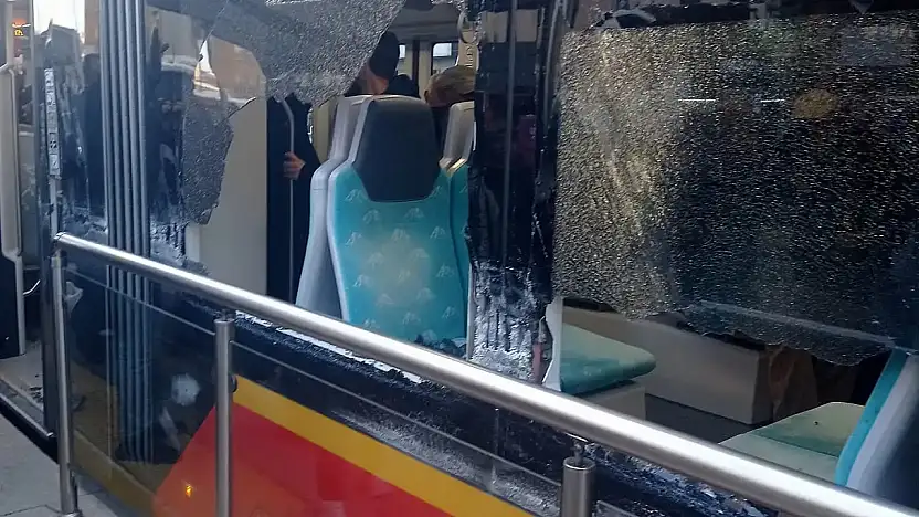 Kayseri'de otobüs ile tramvay çarpıştı! Düvenönü'nde büyük panik