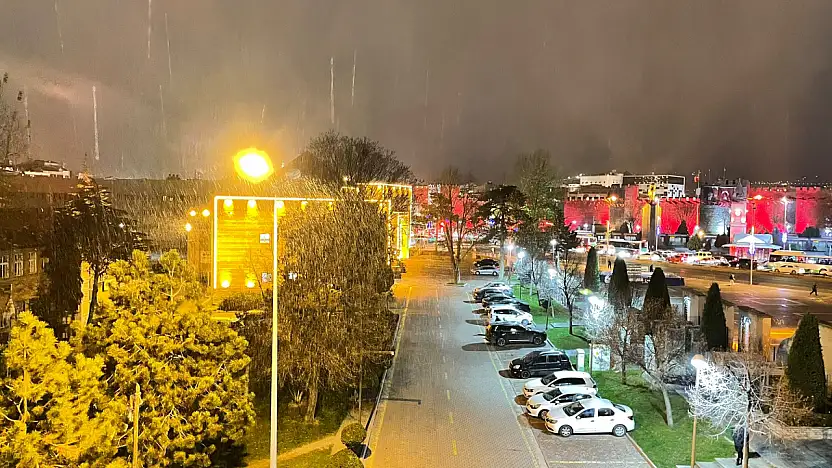 Kayseri'de şehir merkezine beklenen kar yağışı başladı!