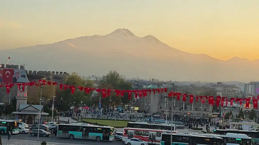 Kayseri'den kısa kısa: Skandal olay,Trafik kazası, Hulusi Akar, Yüksek Hızlı Tren, Kayserispor…