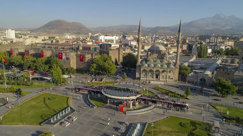 Kayseri'nin kalbinde büyük değişim! Cumhuriyet Meydanı baştan aşağı yenileniyor