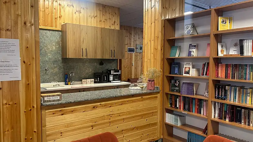 Kayseri'nin merkezinde kitap okuyana ücretsiz çay – Kahve içinse gönülden ne koparsa!