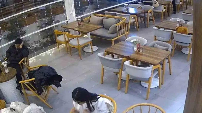 Talas'ta kontrolden çıkan otomobil kafeye girdi: Saniyelerle kurtuldular