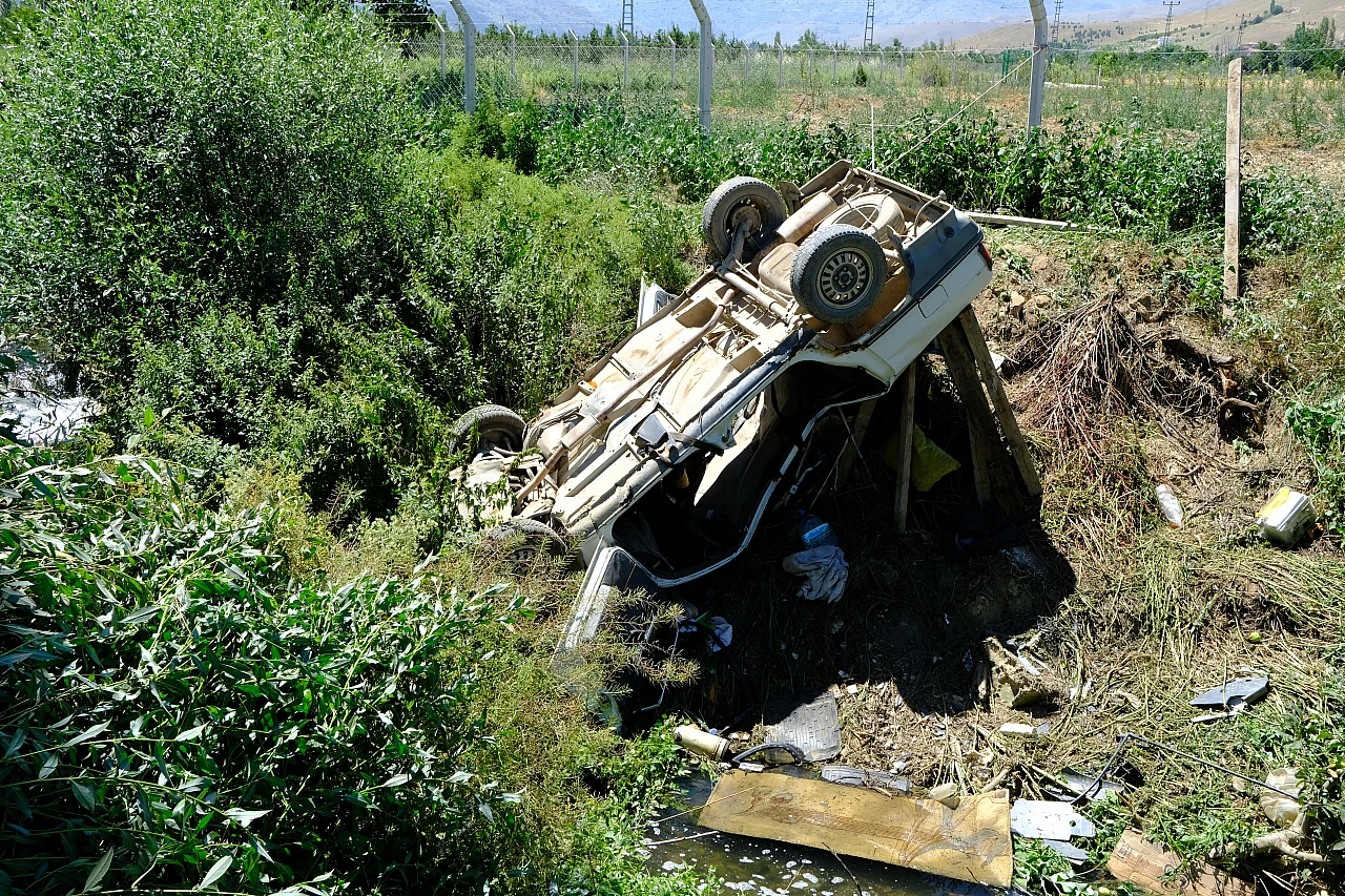 Şarampole devrildi, ölü ve yaralılar var!