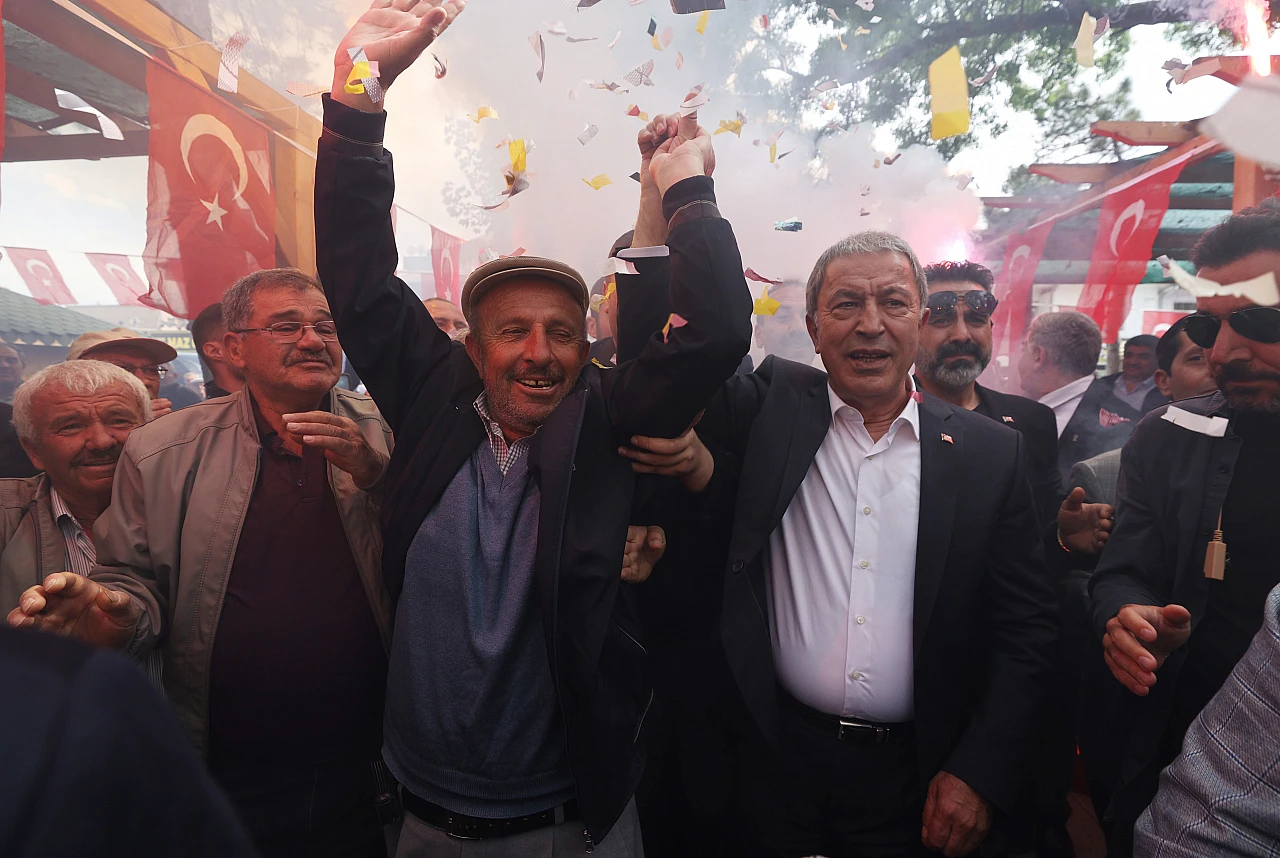 Akar'dan nikahı kıyılan çifte sürpriz ziyaret